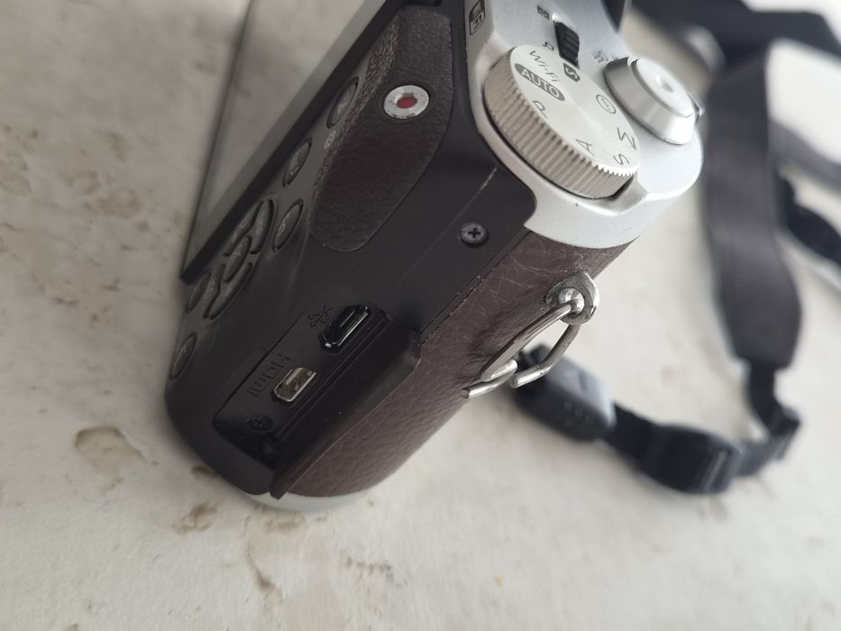 Máquina Fotográfica Mirrorless Samsung NX300 - Castanho + NX 18-55mm f/3.5-5.6 III OIS