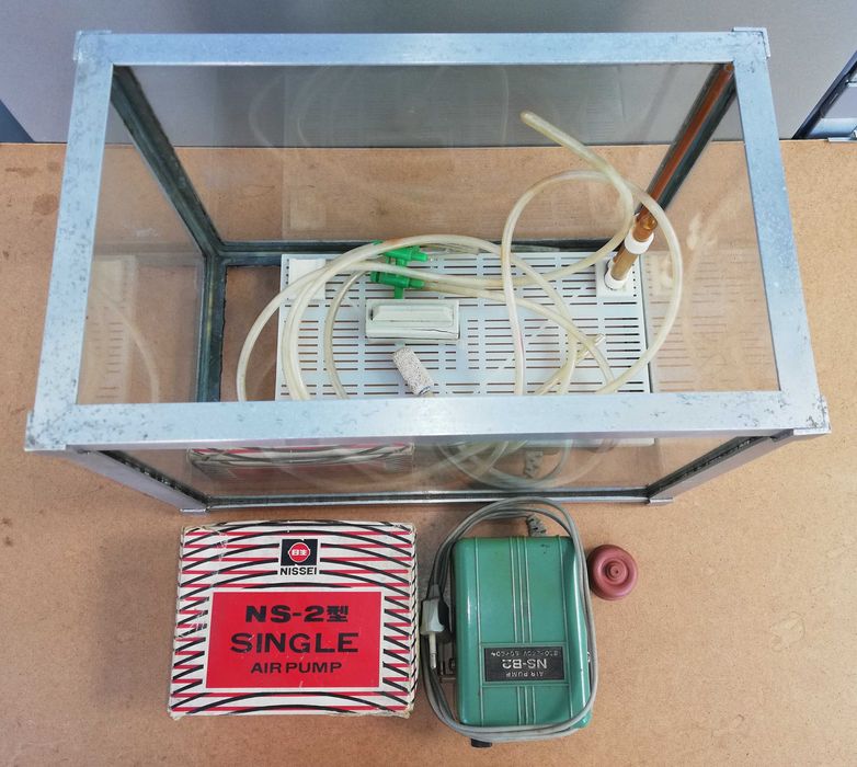 Aquário com bomba de ar e alguns acessórios