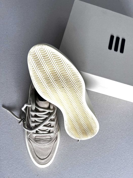 Sapatilhas da linha Fear Of God da Adidas