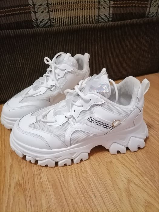 Кросівки білі нові