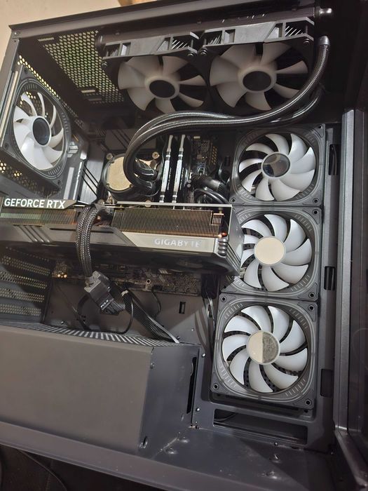 PC Gaming  com gráfica RTX 4070,  em excelente estado, pronto a jogar.