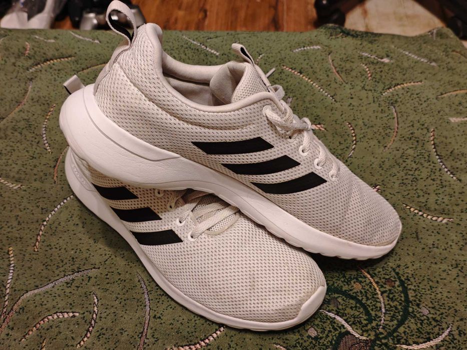 Кроссовки Adidas (оригинал) фирменные размер-43,5 стелька- 27,5-28см.
