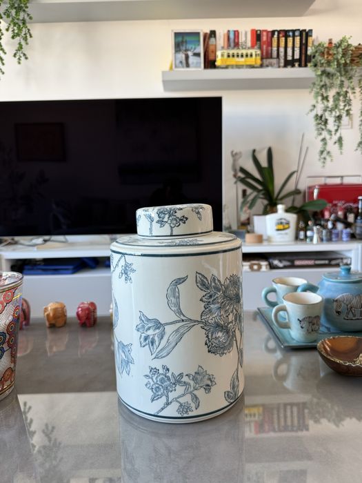 Jarra Decorativa em Ceramica Azul e Branca com Tampa - Estilo Oriental