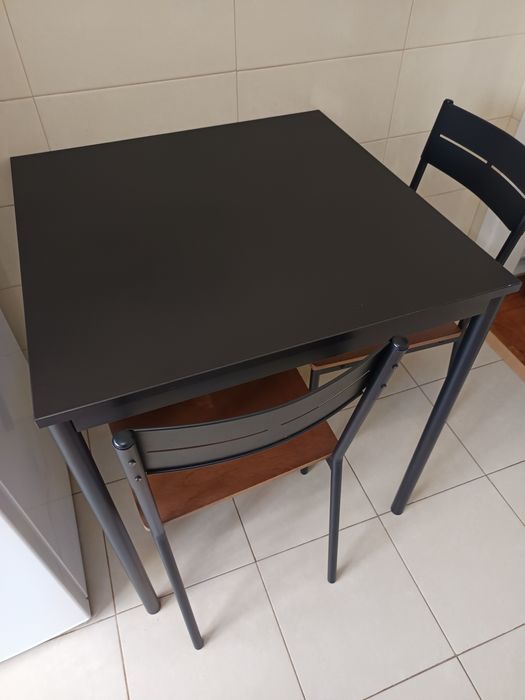 Mesa preta e cadeiras IKEA