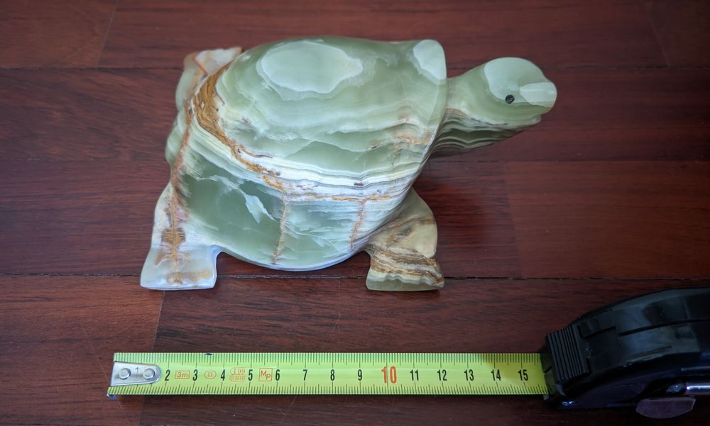 Tartaruga esculpida em onix verde.