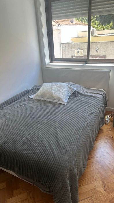 Cama e colchão com bide