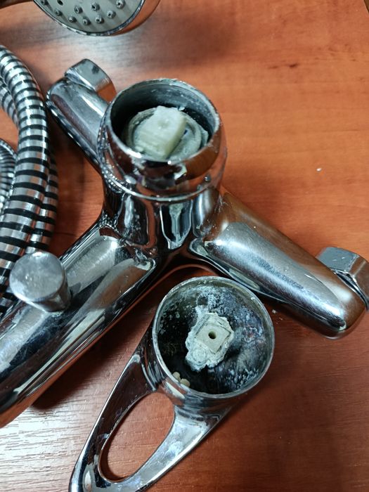 Продаётся смеситель для ванны.