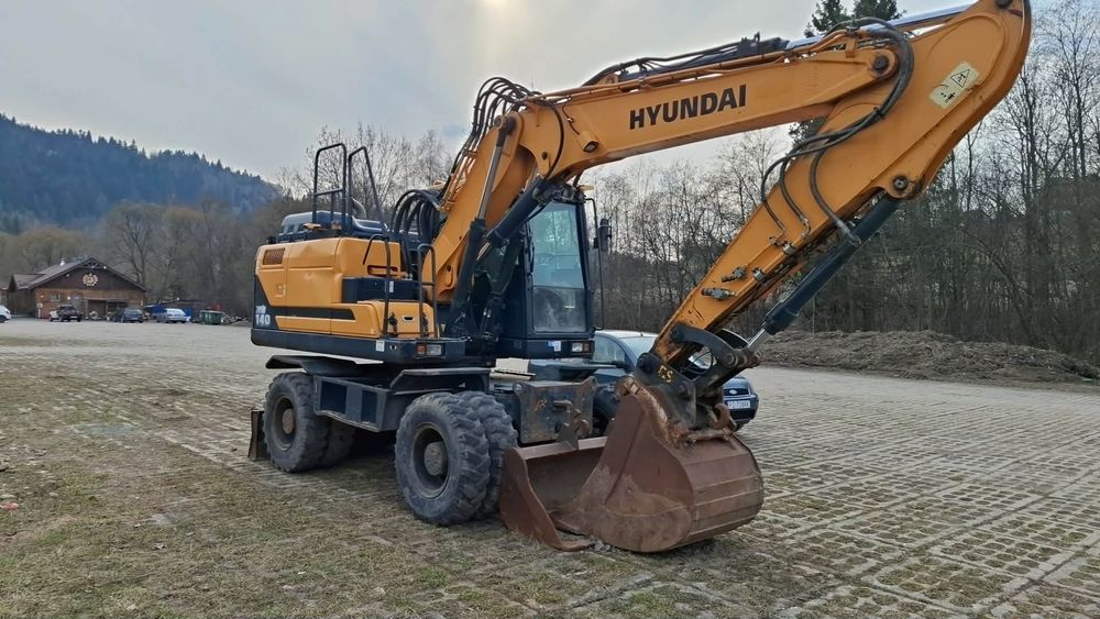 Usługi koparką marki hyundai