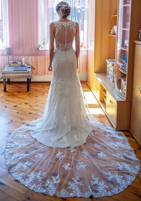 Suknia ślubna rybka z długim trenem