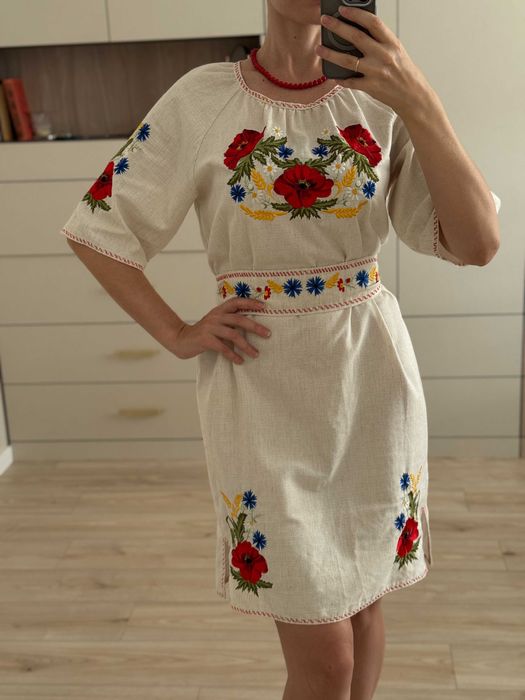 Сукня вишиванка лляна розмір 46 М  48 L, колір молочний, червоні квіти