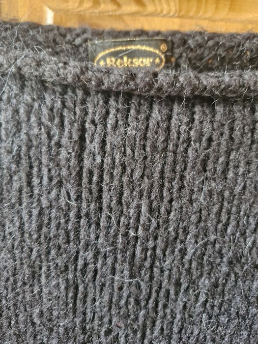 Sweter z wełny z kolorowymi rękawami