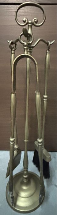 Frente de lareira em metal dourado e base com 3 acessórios em ferro dourado