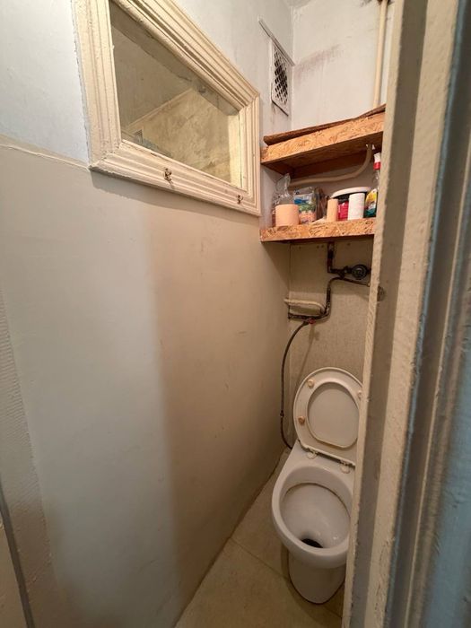Продам двокімнатну квартиру .