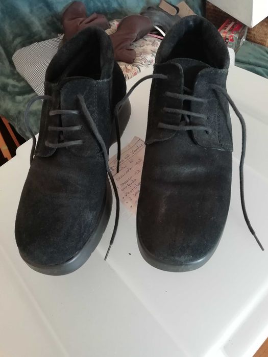 sapatos pretos camurça