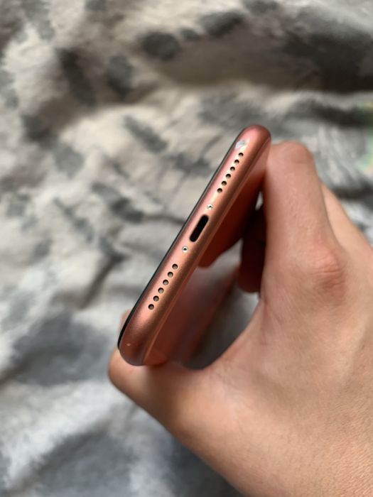 Продам своей девушки айфон XR в хорошом состаяние