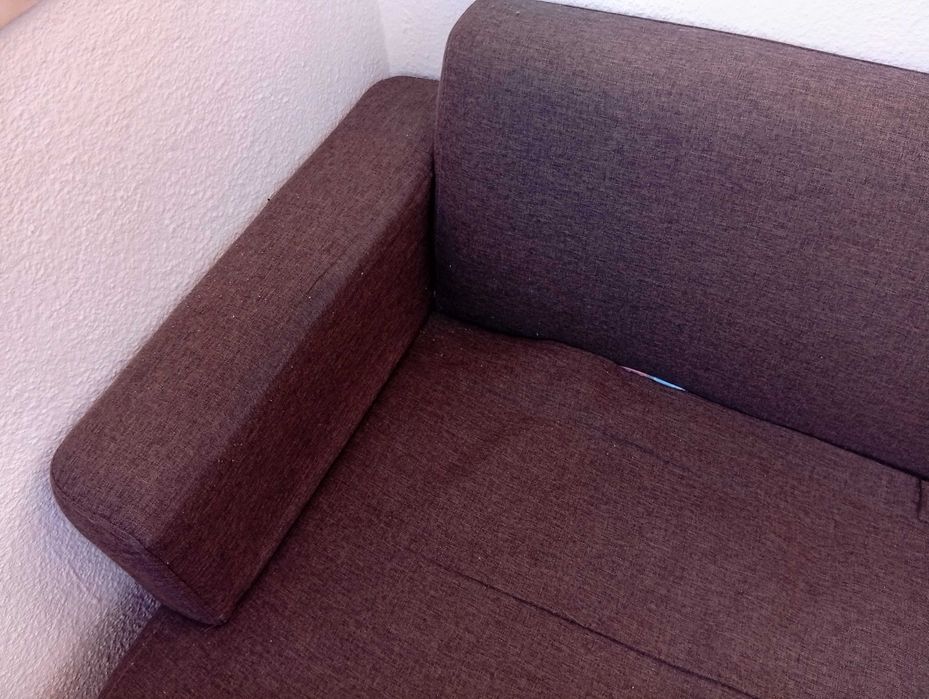 Sofá castanho de 2 lugares