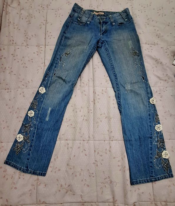 Calça de ganga com flores