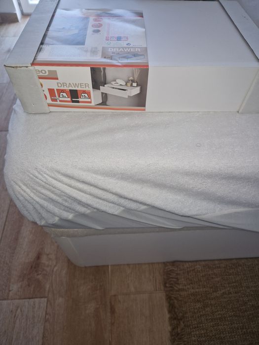 Prateleira branca com gaveta nova e ainda na embalagem