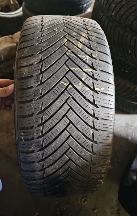Opony wielosezonowe 235/40R18