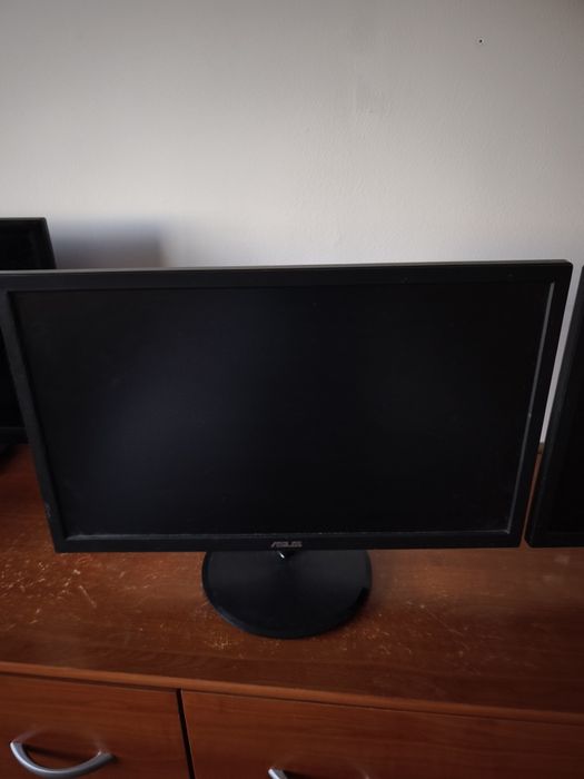 Selling 2 monitors461308039896115201