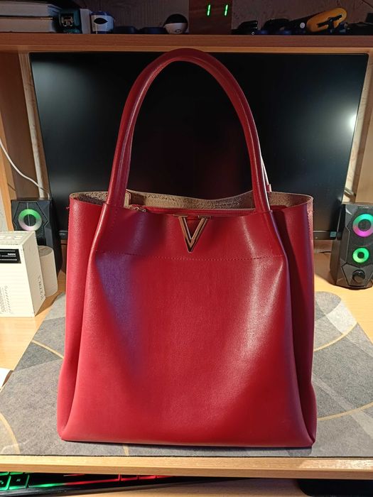 Продам женскую сумочку , цвет красный . Натуральная кожа !