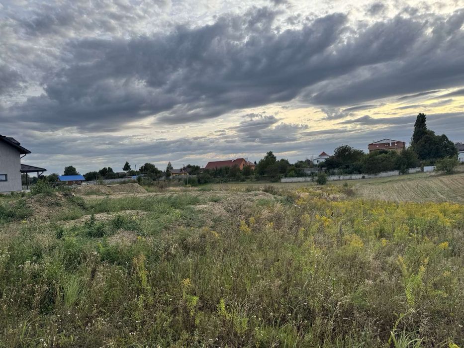 Продам земельну ділянку під забудову в с. Новостав