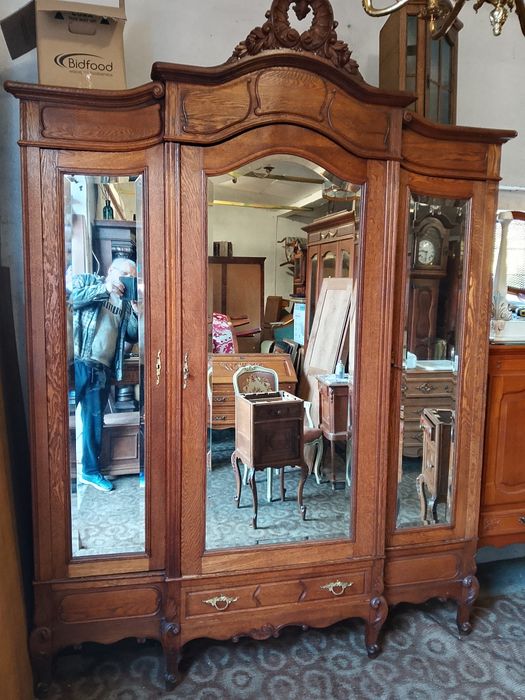 Piękna sypialnia antyk roccaile dębowa z lustrami i marmurami.