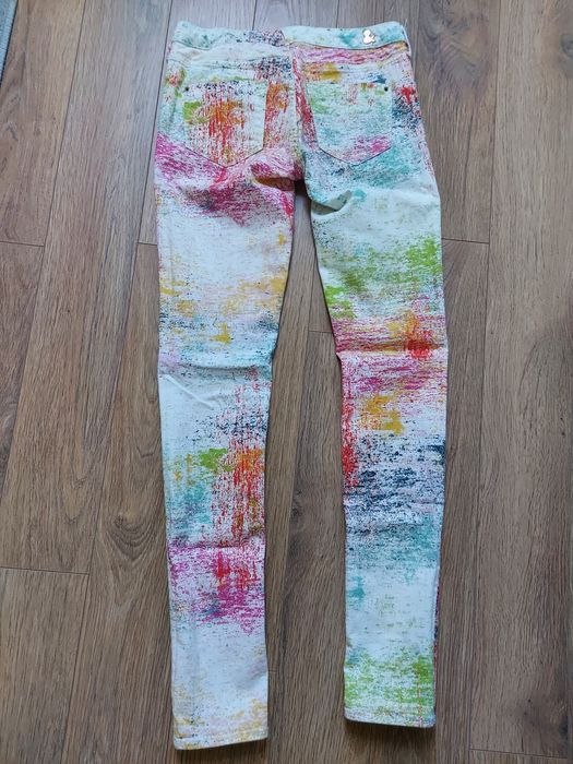 Kolorowe spodnie jeansowe firmy H&M