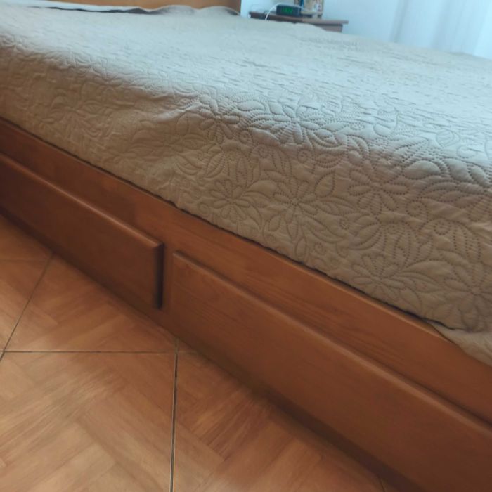 Cama de casal em cerejeira