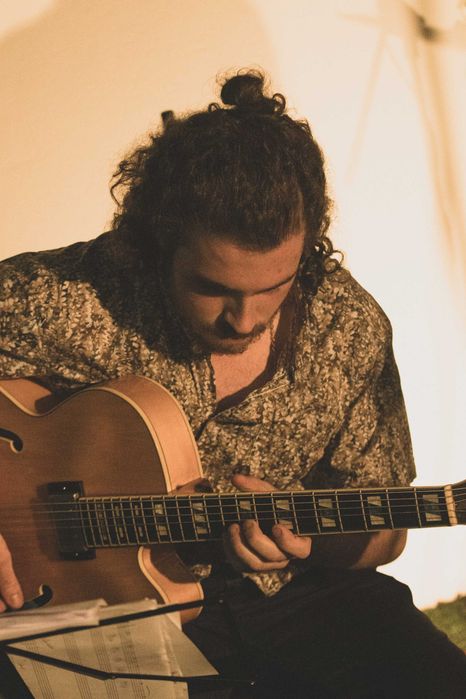 Aulas de Guitarra e Música (presencial e online)