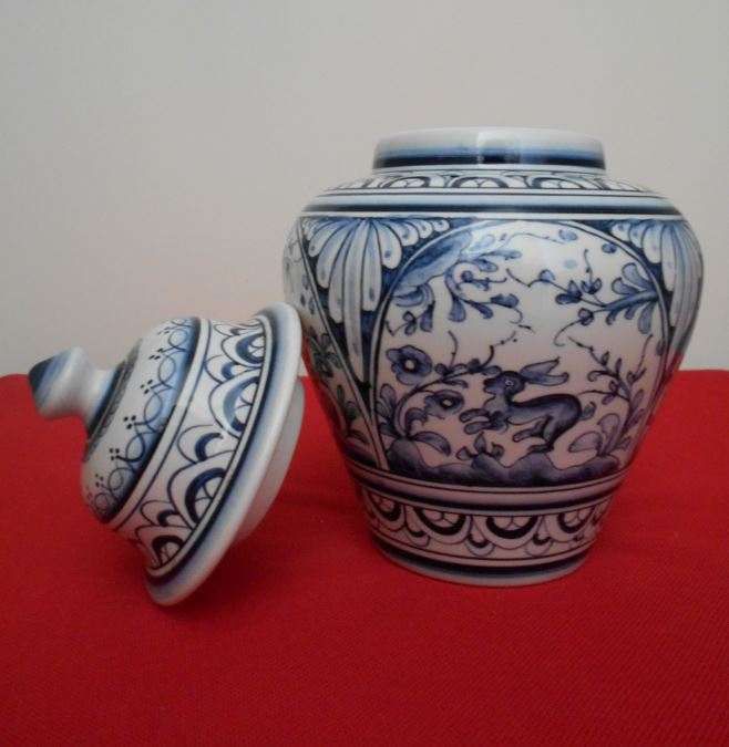 Pote da Real Cerâmica, Coimbra, PINTADO À MÃO e assinado pelo artesão.