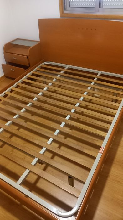 Mobília quarto cama, estrado, cómoda, espelho e 2 cabeceiras