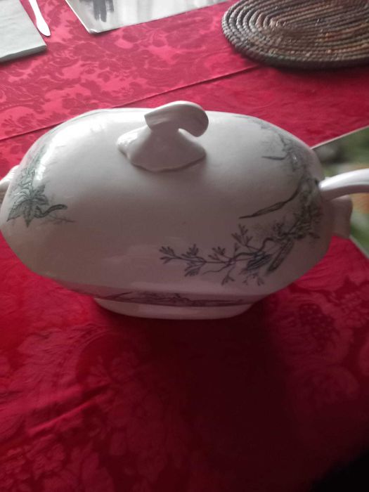 terrina sopa muito antiga