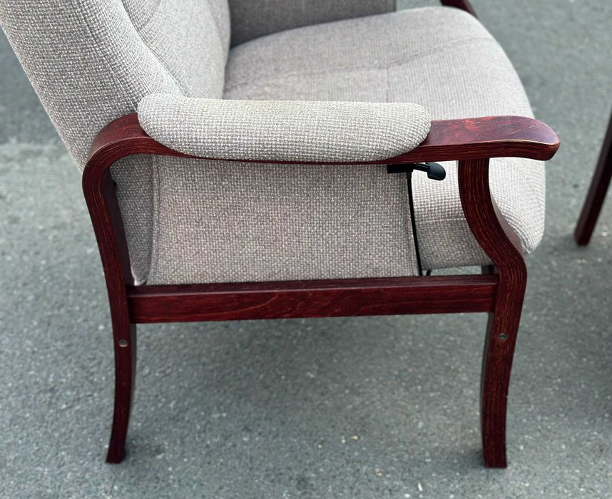 Вінтажний відпочинковий комплект крісло+пуф/меблі з Європи/COMFORTLIFE