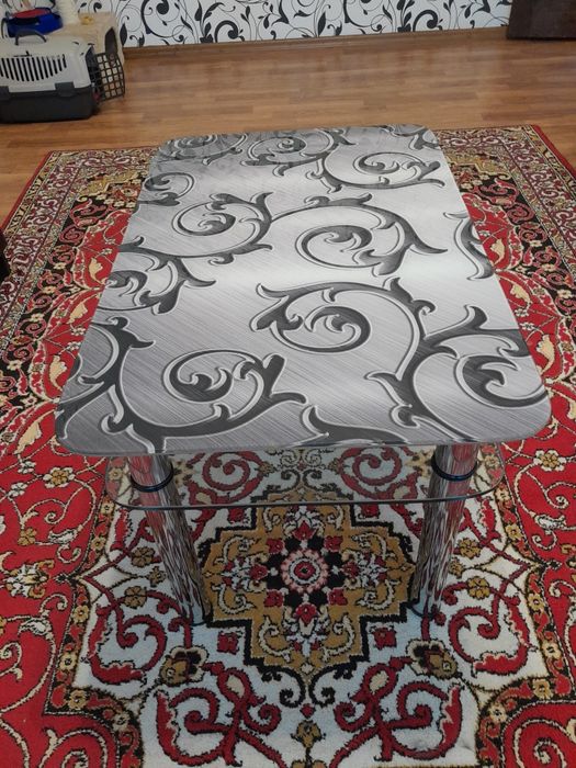 Продам стекляный столик для зала, гостинной