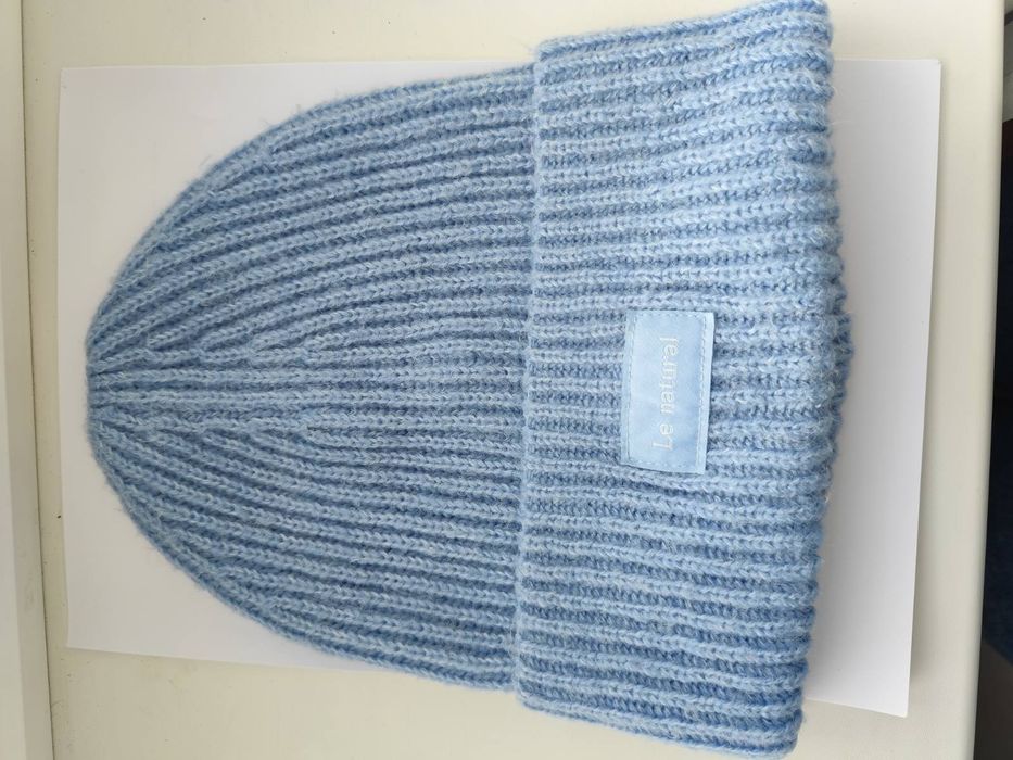 Тепла і м'яка шапка  в хорошому стані.