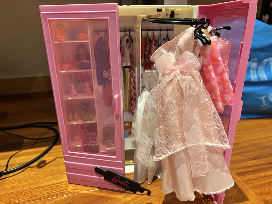 Conjunto Barbie: Casa de ferias + Armário com acessórios
