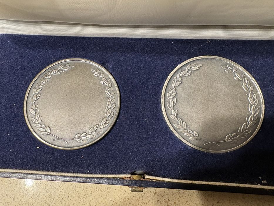 Estojo com 2 medalhas com motivos de aviação em bronze