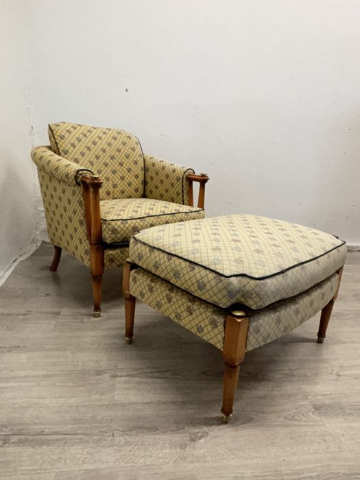 Klasyczny stylowy fotel z dużym podnózkiem vintage