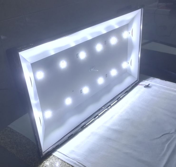 32-Inch Hisense LED TV Backlight Components64585754927107123