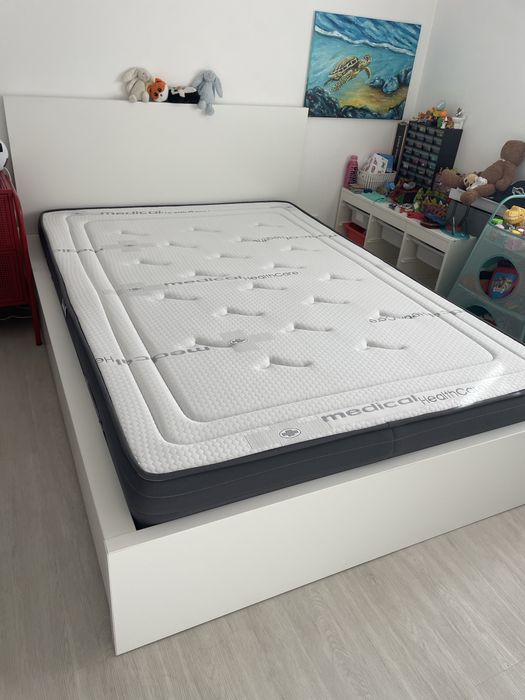 Cama branca com estrado e colchao