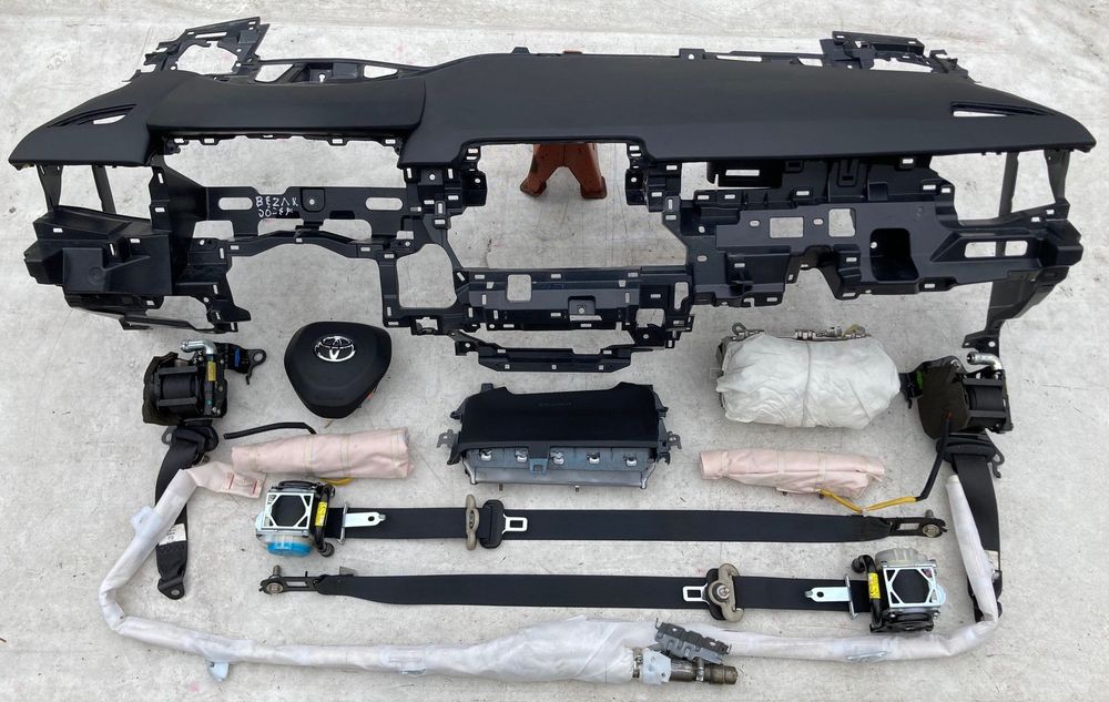 TOYOTA COROLLA E21 DESKA KONSOLA KOKPIT PULPIT PÓŁKA PARAPET AIRBAG PODUSZKI KURTYNA KURTYNY FOTELA PASY PAS