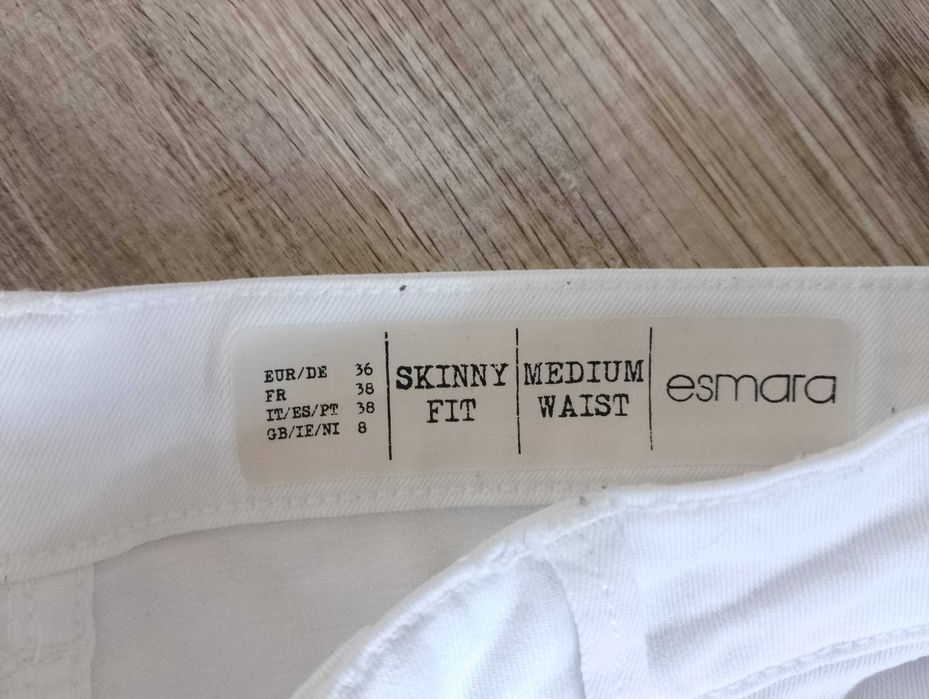 Białe spodnie z kwiatowym haftem