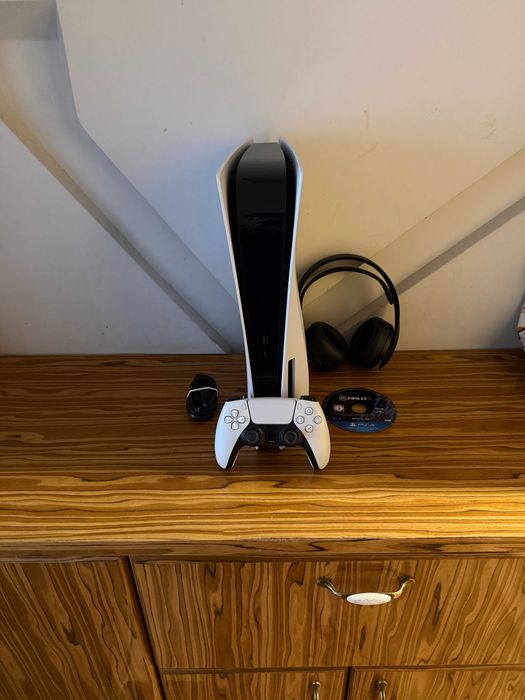 [PS5] Konsola SONY PlayStation 5 z napędem + Pad + Słuchawki + GraFIFA