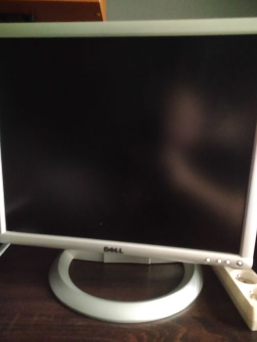 Komputer z monitorem