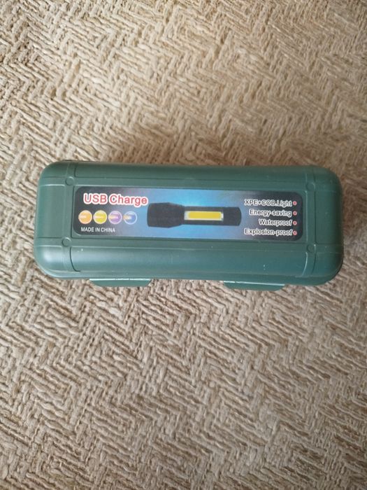 Акумуляторний ліхтарик (фонарик).