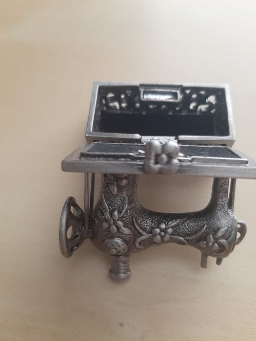 Máquina de costura miniatura em estanho feita à mão.