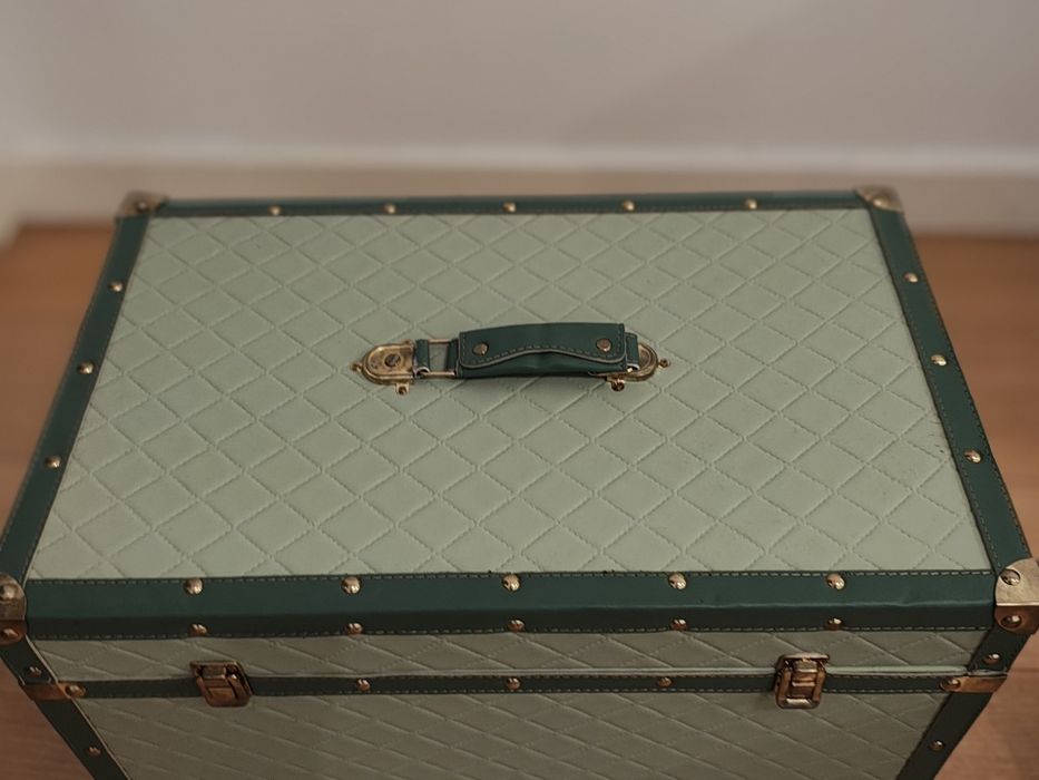 Baú verde elegante  com detalhes dourados tipo cofre