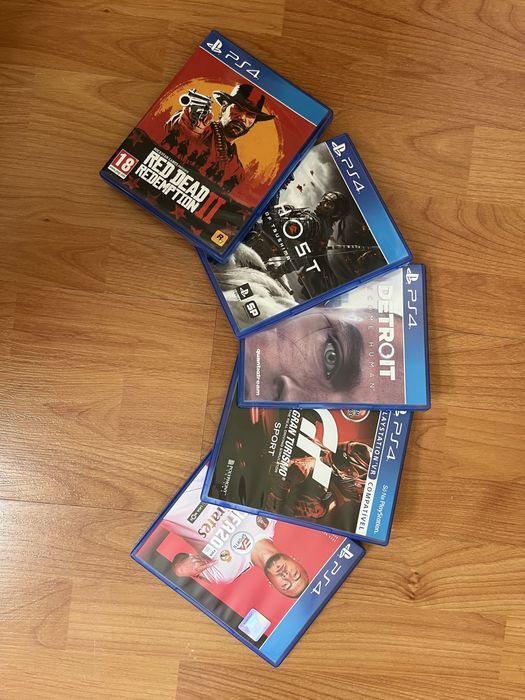 PS4 (500GB) + Comando  + Jogos (5) - Preço Negociável e é possivel compra separada