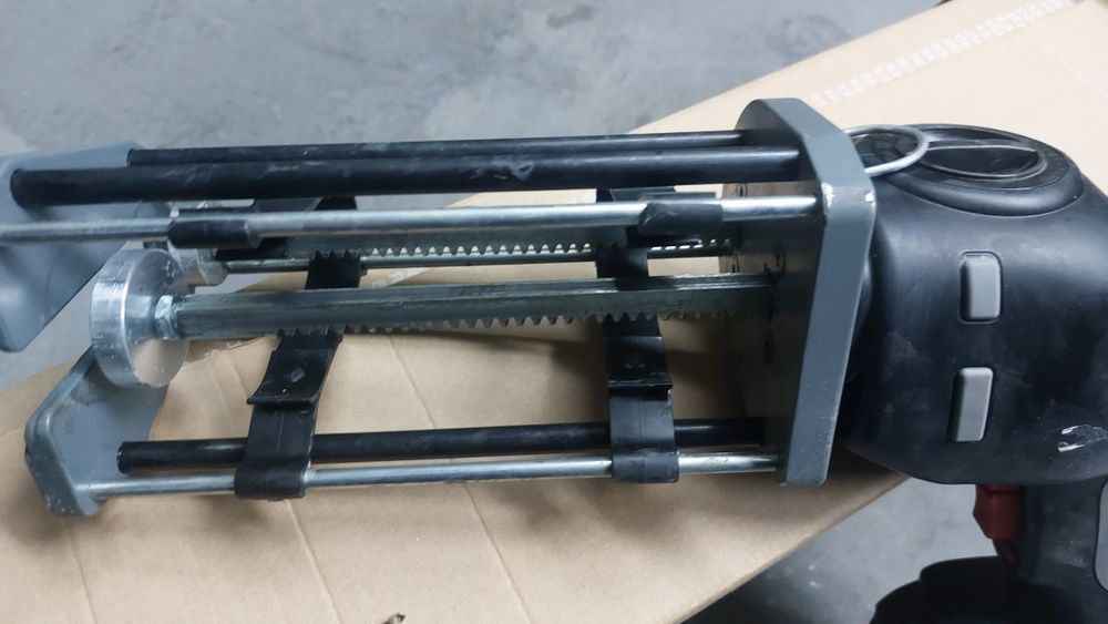 Pistolet akumulatorowy do mas gęstych klejów 2k